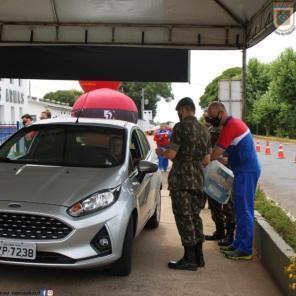 Drive Thru solidário aconteceu no sábado com transmissão da Pop Rock ao vivo