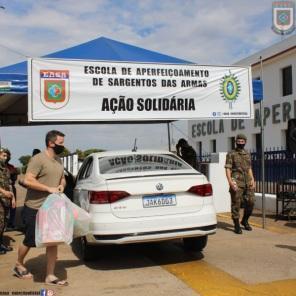 Drive Thru solidário aconteceu no sábado com transmissão da Pop Rock ao vivo