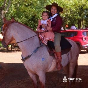 Dezenas de mulheres participam da 15ª Cavalgada Feminina