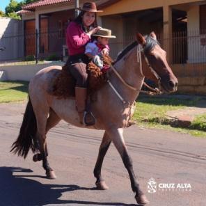 Dezenas de mulheres participam da 15ª Cavalgada Feminina