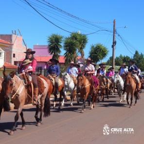 Dezenas de mulheres participam da 15ª Cavalgada Feminina