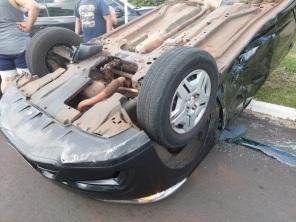 Carro capota após colisão em cruzamento em mais um acidente em Cruz Alta