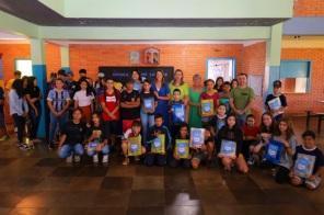 Alunos da rede municipal estão recebendo os kits escolares para o ano de 2023