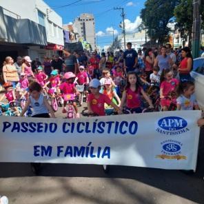 Santíssimas Day reuniu dezenas de famílias na praça Erico Verissimo