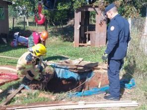 Cavalo cai em poço e é resgatado pelos Bombeiros na manhã do sábado em C. Alta