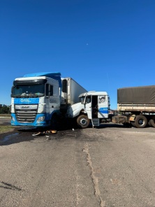 TREVÃO>Acidente Envolve Duas Carretas no Entroncamento das BR-158 com RSC-377 