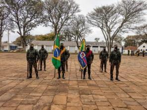Grupo Humaitá realiza formatura e apresentação da bandeira a novos militares