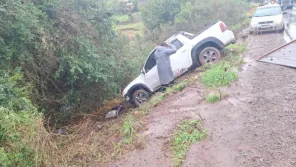 Veículo sai da pista após aquaplanagem na ERS-342, em Cruz Alta