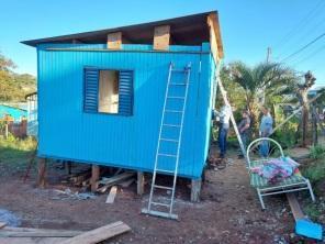Comunidade e prefeitura se unem pra ajudar morador que perdeu casa em incêndio