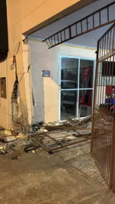 Carro bate contra estabelecimento e alerta sobre trecho da General Osório