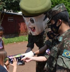 EASA realiza entrega de brinquedos no dia das crianças 