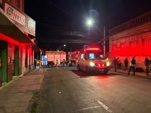 Dois motociclistas ficam gravemente feridos após colisão em rotatória 