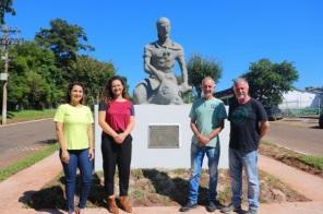 Monumento do Gauchinho é reinstalado na Avenida Saturnino de Brito