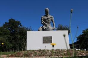 Monumento do Gauchinho é reinstalado na Avenida Saturnino de Brito