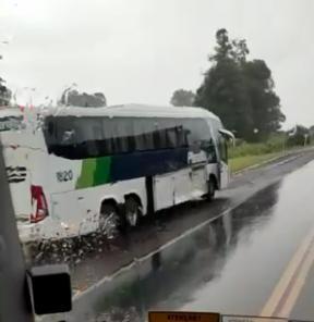 Colisão lateral envolvendo ônibus e caminhão na BR 158 em Cruz Alta 