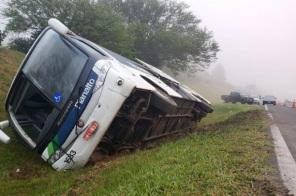 Ônibus fretado com estudantes da UFSM tomba na freeway em Gravataí