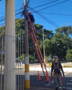 Prefeitura e empresas organizam fios excedentes nos postes de Cruz Alta