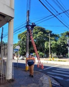 Prefeitura e empresas organizam fios excedentes nos postes de Cruz Alta