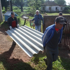 TELHAS> Prefeitura entrega 330 telhas para residências afetadas por temporal 