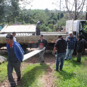 TELHAS> Prefeitura entrega 330 telhas para residências afetadas por temporal 