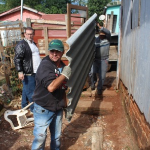 TELHAS> Prefeitura entrega 330 telhas para residências afetadas por temporal 