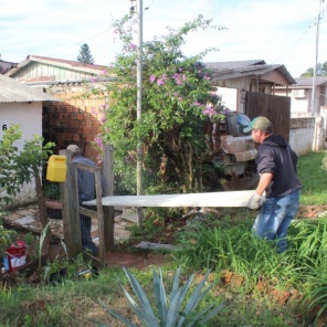 TELHAS> Prefeitura entrega 330 telhas para residências afetadas por temporal 