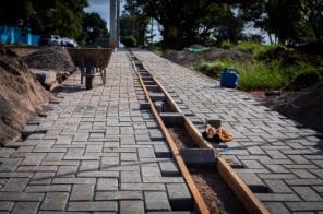 Obra de revitalização da Praça no bairro Santa Terezinha II segue avançando