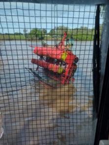 Trator com semeadeira cai no Rio Ijuí entre Cerro Largo e Mato Queimado