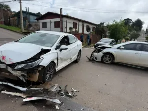 Colisão entre três veículos deixa mulher ferida em Cruz Alta