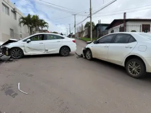 Colisão entre três veículos deixa mulher ferida em Cruz Alta
