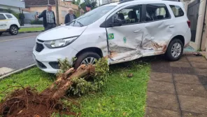 Colisão entre Gol e veículo do Exército deixa danos materiais