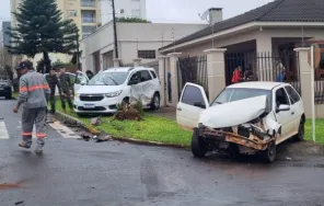 Colisão entre Gol e veículo do Exército deixa danos materiais