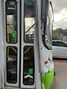 Ônibus colide contra poste para evitar acidente mais grave em Cruz Alta