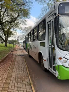 Ônibus colide contra poste para evitar acidente mais grave em Cruz Alta