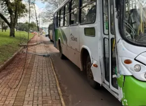 Ônibus colide contra poste para evitar acidente mais grave em Cruz Alta