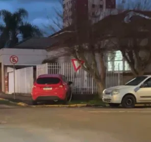 Ford Fiesta bate contra grades de residência em Cruz Alta