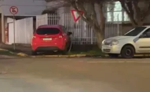 Ford Fiesta bate contra grades de residência em Cruz Alta