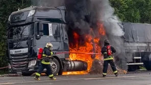 Carreta que saiu de Cruz Alta pega fogo na BR-153 em Concórdia