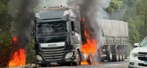 Carreta que saiu de Cruz Alta pega fogo na BR-153 em Concórdia