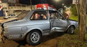 Voyage bate em árvores após motorista perder o controle na Plácido de Castro