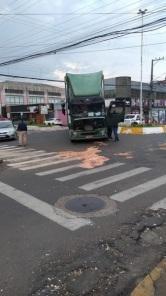 Caminhão tem pane mecânica no centro de Cruz Alta e tranca trânsito na segunda