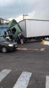 Caminhão tem pane mecânica no centro de Cruz Alta e tranca trânsito na segunda