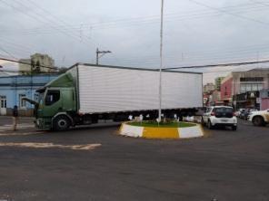 Caminhão tem pane mecânica no centro de Cruz Alta e tranca trânsito na segunda