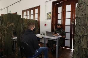 Jovens que fizeram o alistamento militar passam por exames de aptidão