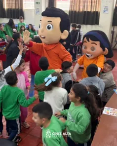 Personagens de Erico Verissimo visitam escola em Cruz Alta