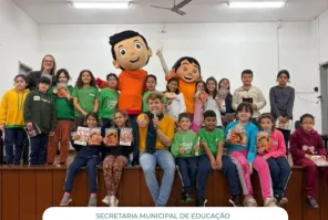 Personagens de Erico Verissimo visitam escola em Cruz Alta