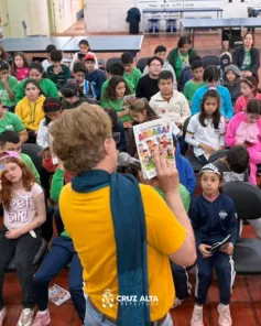 Personagens de Erico Verissimo visitam escola em Cruz Alta