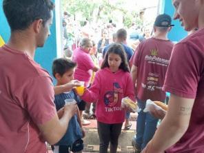 Otopatamar realiza doação de brinquedos em ação solidária no dia das crianças