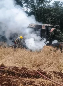 Colheitadeira é destruída por incêndio em lavoura de Catuípe