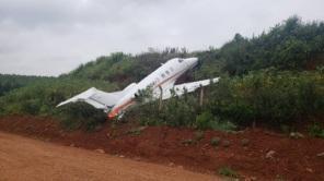 Jato executivo derrapa e sai da pista no aeroporto de Santa Rosa